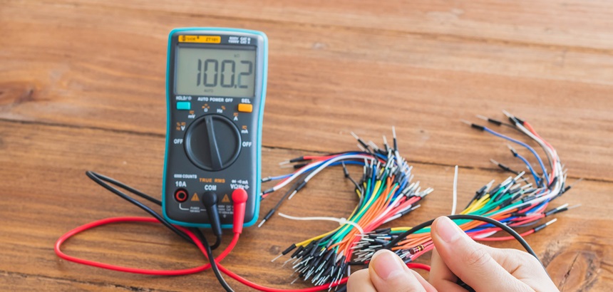 Qual a relação entre resistência elétrica e atividade industrial?