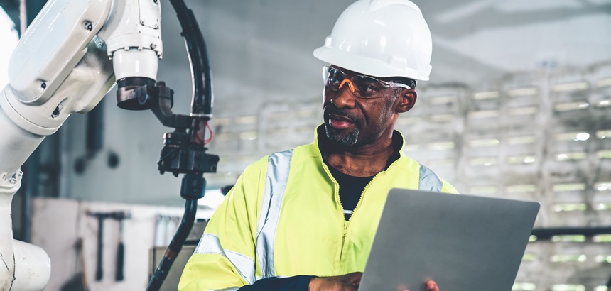 Homem trabalhando como técnico em automação industrial