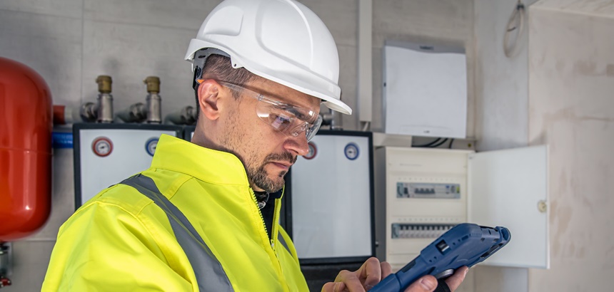 Controlador de nível industrial: função, tipos e aplicações em processos produtivos
