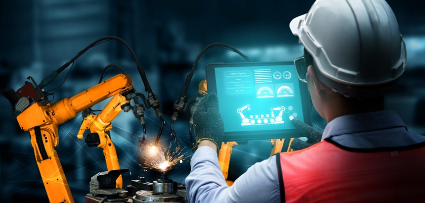Homem trabalhando com automatização dos processos de sua empresa