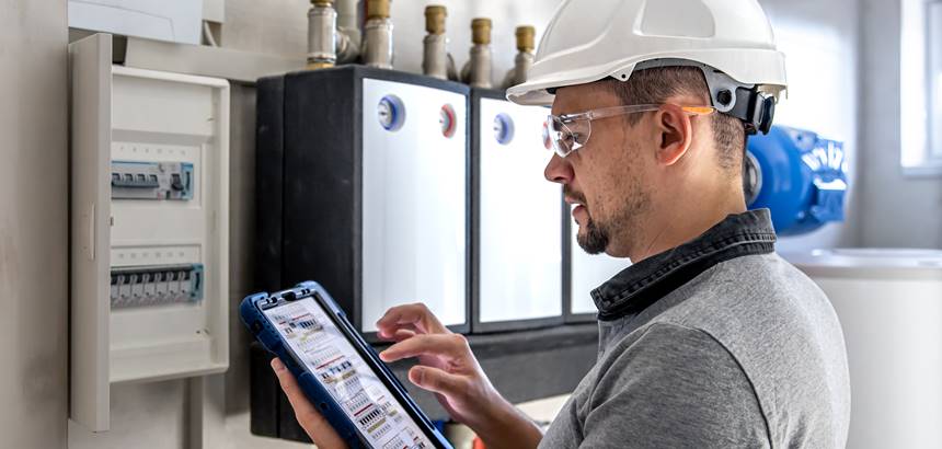 écnico em eletricidade trabalhando em um painel de disjuntores com fusíveis