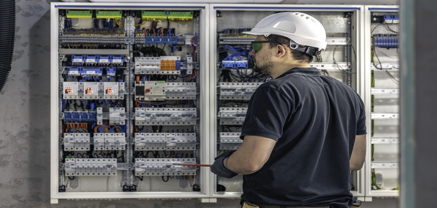 Homem trabalhando com painéis elétricos