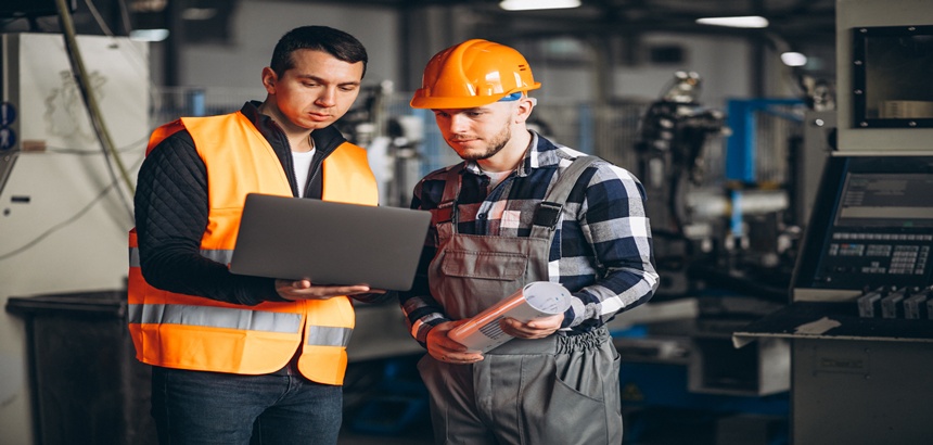 Dois homens validando os Sistemas de Controle Industrial