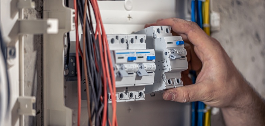 Inversores FC 302: mais desempenho e controle para retificadoras industriais