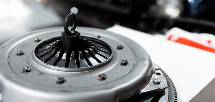 Motor síncrono vs. assíncrono: qual funciona com inversor de frequência?